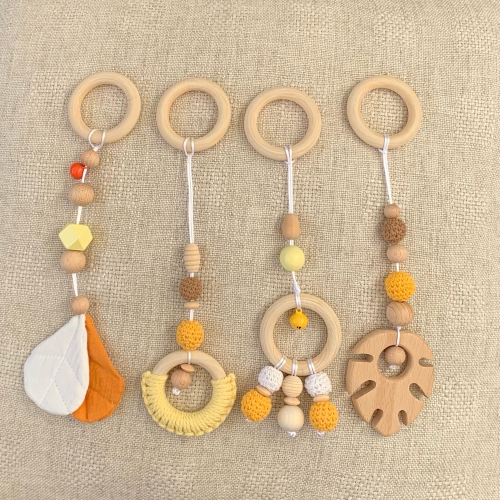 Wooden Baby Gym Pendants - Natural 
Montessori Vibes. Color: yellow.